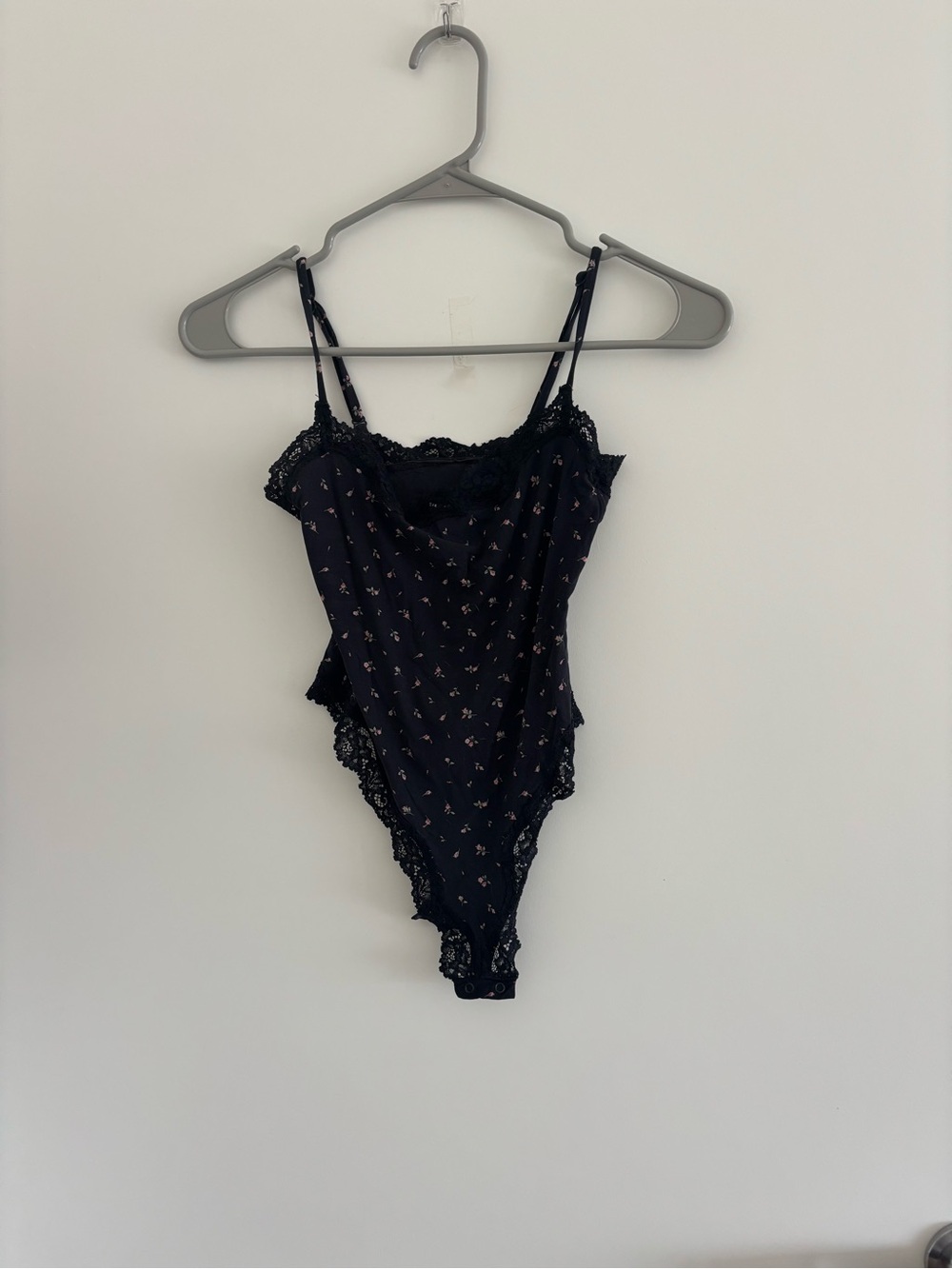 SKIMS fits everybody onyx rosebud lace trim cami bodysuit